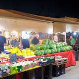 Diamo un�occhiata al punto di vendita, dove, in minima parte, sono esposti anche altri tipi di frutta quali pesche, prugne e meloni gialli
